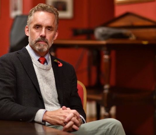 Após diagnóstico da esposa, Peterson entra em dependência química e precisa de ajuda Após diagnóstico da esposa, Peterson entra em dependência química e precisa de ajuda