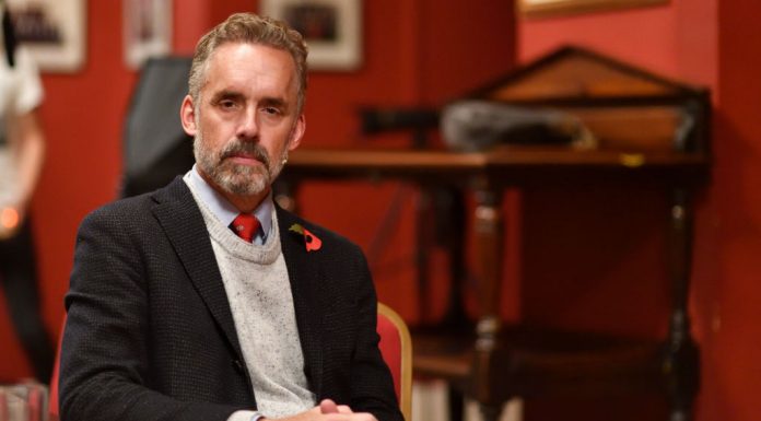 Após diagnóstico da esposa, Peterson entra em dependência química e precisa de ajuda Após diagnóstico da esposa, Peterson entra em dependência química e precisa de ajuda