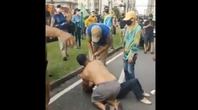 Psicóloga é presa após jogar objeto do 13° andar e atingir idosa em Marcha da Família Psicóloga é presa após jogar objeto do 13° andar e atingir idosa em Marcha da Família