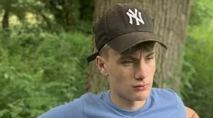 Declarado com morte cerebral, jovem ‘ressuscita’ após 6 meses e diz “eu te amo” Declarado com morte cerebral, jovem 'ressuscita' após 6 meses e diz "eu te amo"