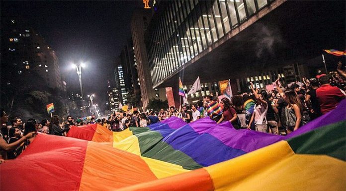 Projeto de Lei quer equiparar suposta “cura gay” ao crime de tortura Projeto de Lei quer equiparar suposta "cura gay" ao crime de tortura